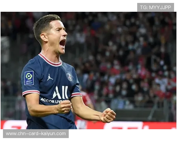 足球法甲挑射越门将精彩绝伦