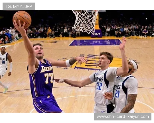 东契奇助攻快攻暴扣，独行侠场面精彩