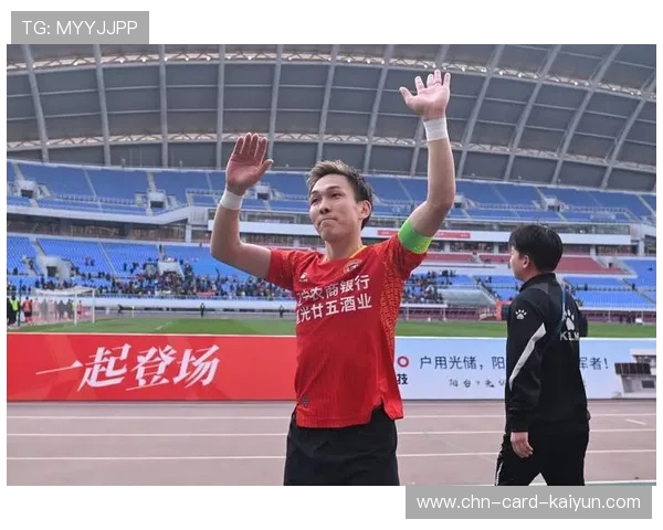 辽宁铁人邦本宜裕边路助攻前锋完成传球，点燃球迷激情